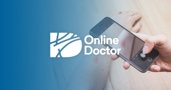 Online Doctor - mit dem Smartphone wird ein Arm fotografiert