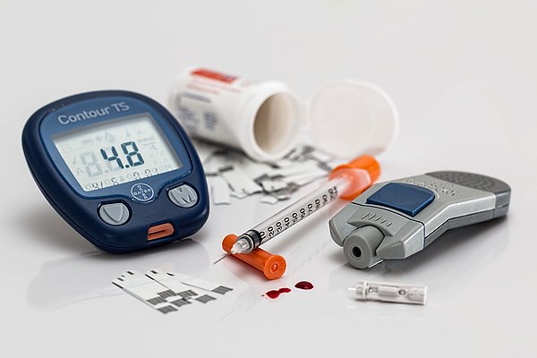 Blutzuckermessgerät, Insulinspritze und Medikamente 