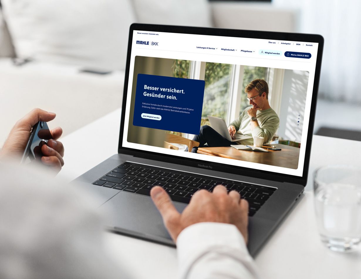 Person an Laptop mit neuem Design der MAHLE BKK