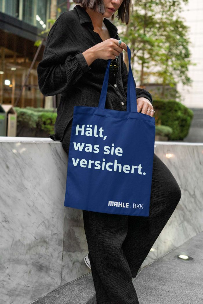 Frau mit Jutebeutel in der Hand 